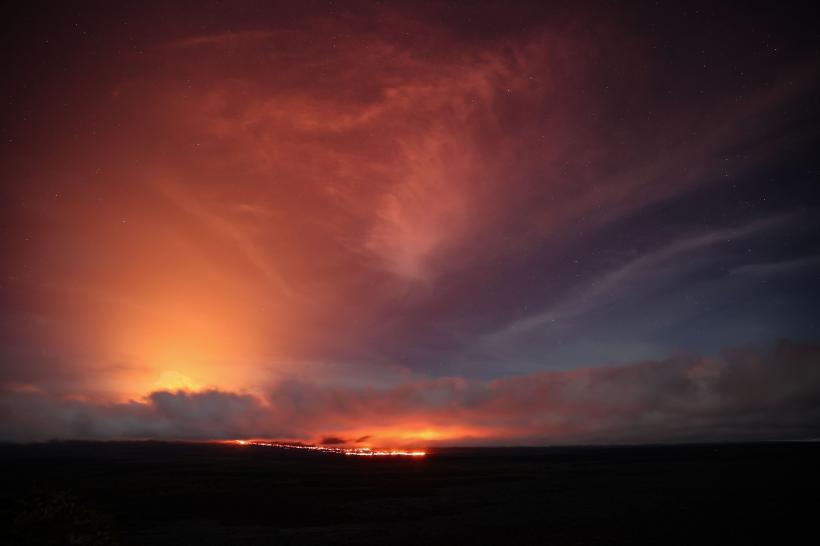 Erupția vulcanului Mauna Loa, atracție pentru turiști  18813311