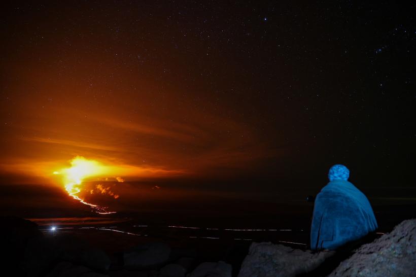 Erupția vulcanului Mauna Loa, atracție pentru turiști  18813313