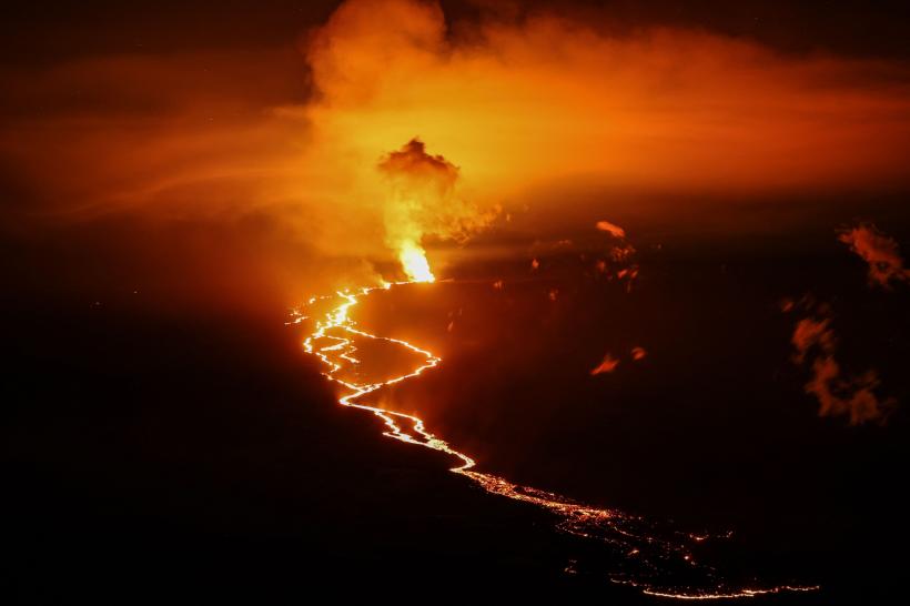 Erupția vulcanului Mauna Loa, atracție pentru turiști  18813314