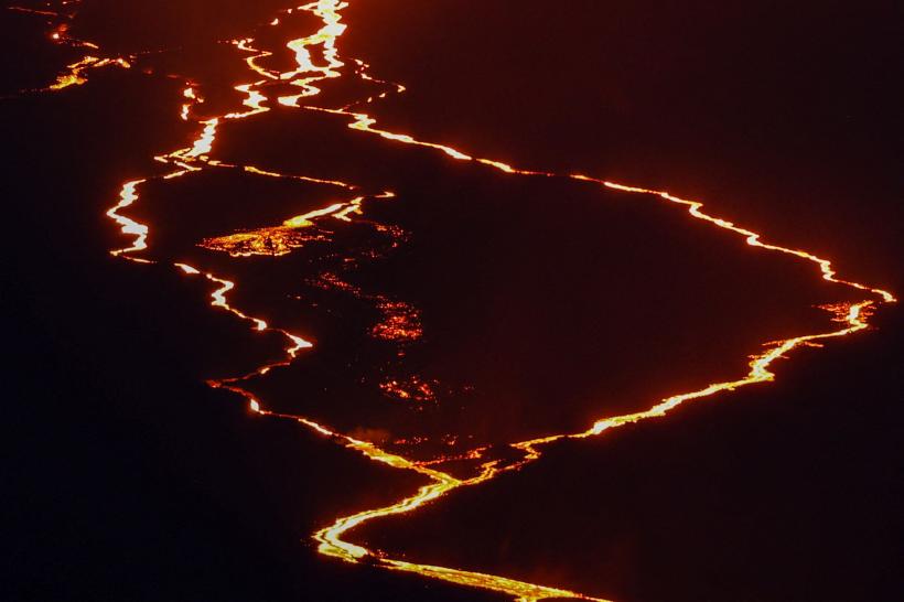 Erupția vulcanului Mauna Loa, atracție pentru turiști  18813315