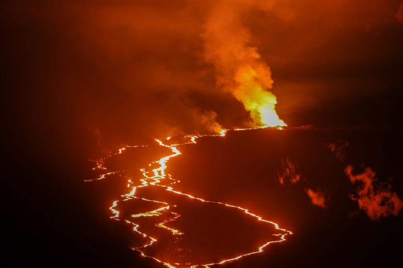 Erupția vulcanului Mauna Loa, atracție pentru turiști  18813316