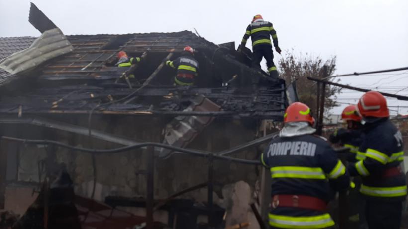 Incendiu de proporții la Constanța! Focul s-a extins și la casa din apropiere 18813362