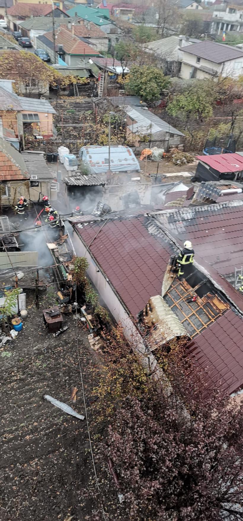 Incendiu de proporții la Constanța! Focul s-a extins și la casa din apropiere 18813364