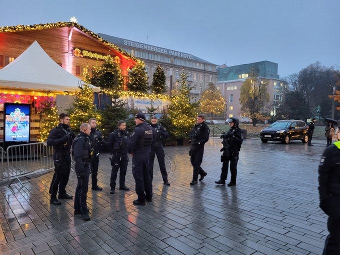 Alertă de securitate în Düsseldorf! Poliția a evacuat Târgul de Crăciun și Primăria