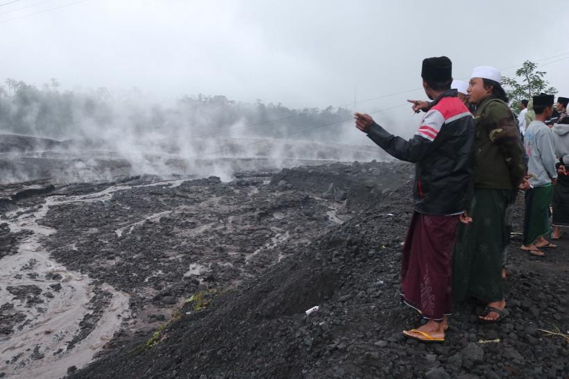 Erupție vulcanică în Indonezia. Mii de persoane au fost evacuate!
