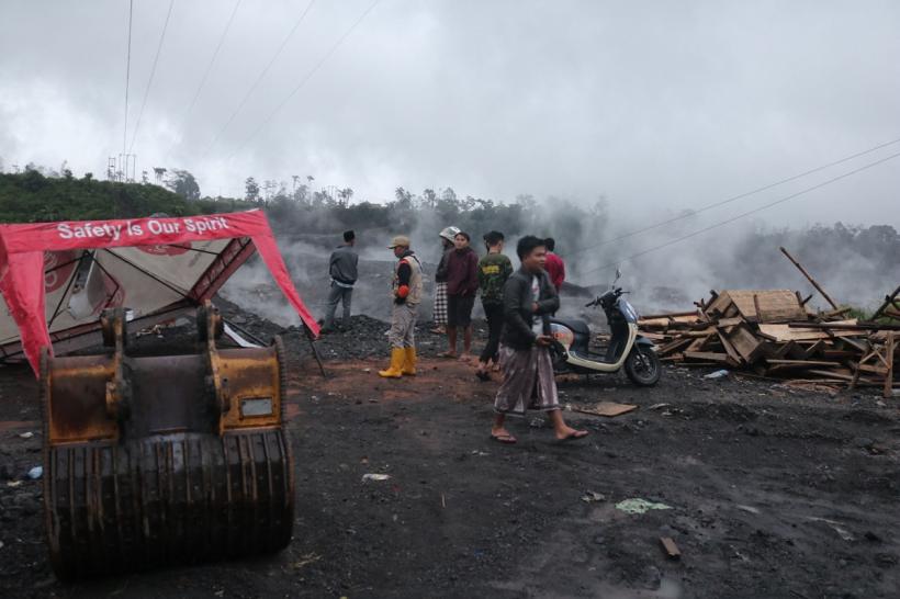 Erupție vulcanică în Indonezia. Mii de persoane au fost evacuate! 18813513