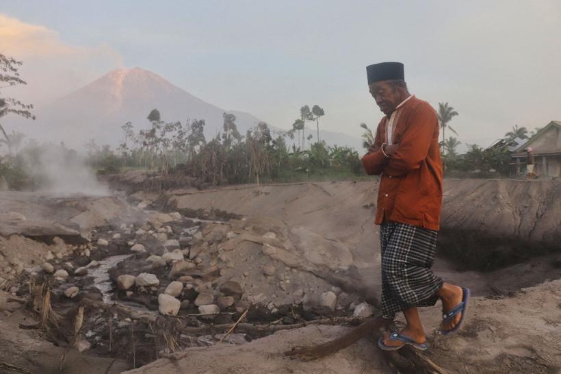Erupție vulcanică în Indonezia. Mii de persoane au fost evacuate! 18813514
