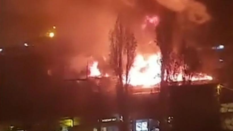 Incendiu de AMPLOARE în Capitală. O piață a fost cuprinsă de flăcări
