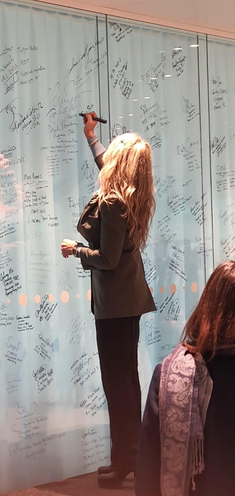 Nadia Comăneci și Mihai Covaliu au semnat pe peretele olimpicilor la Lausanne 18813646