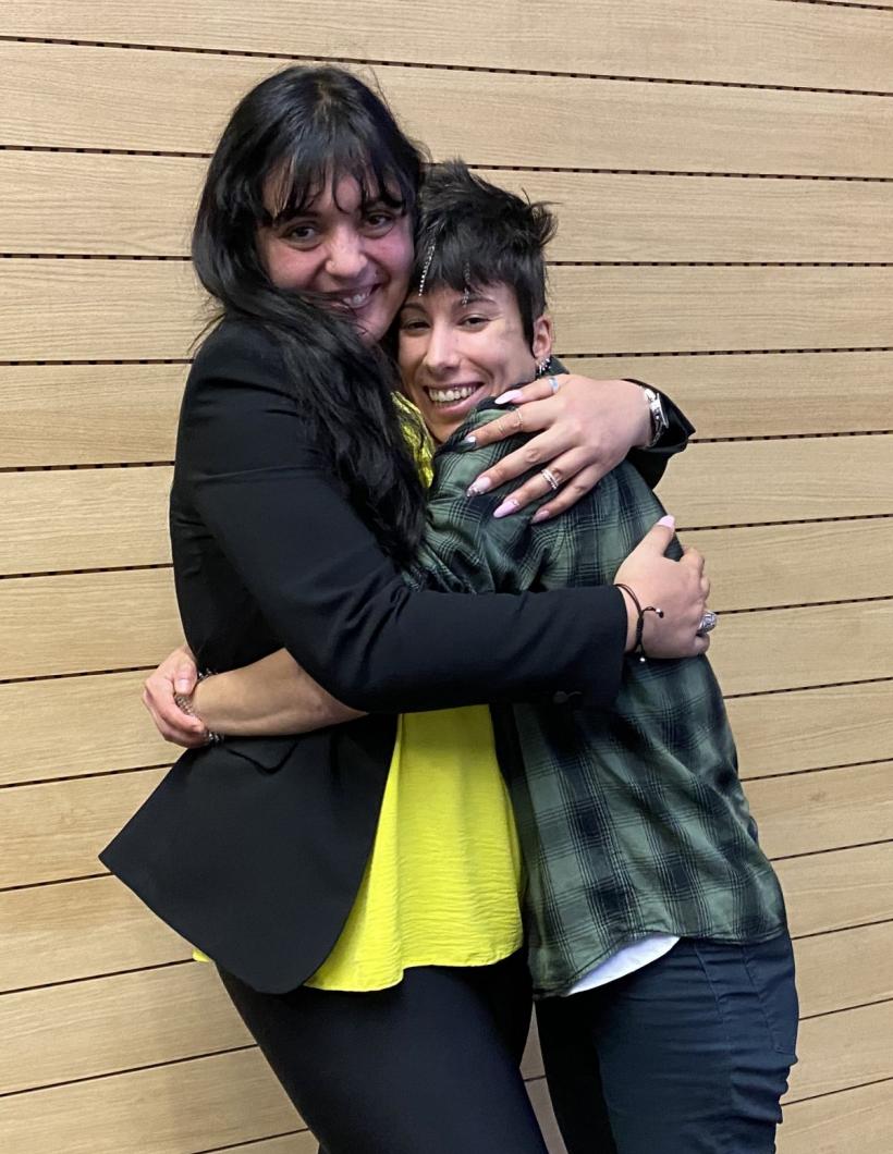 „Revolta curvelor”, o carte dură, la fel ca vremurile pe care le trăim. Fostă prostituată, acum activistă. Povestea femeii abuzate care ajută femei abuzate 18813594