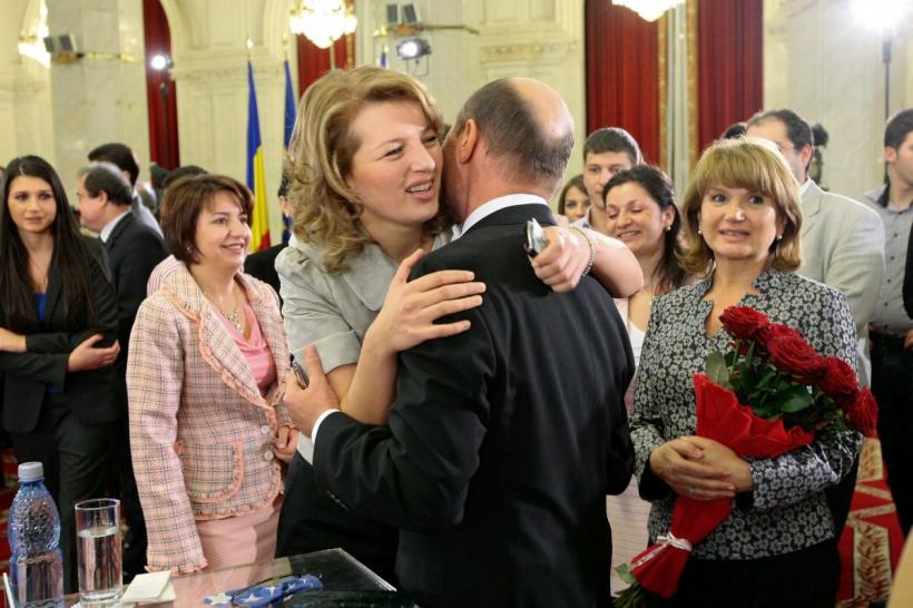 Suta de mii de euro, plimbată între tată și fiică, a devenit o tradiție în familia lui Traian Băsescu