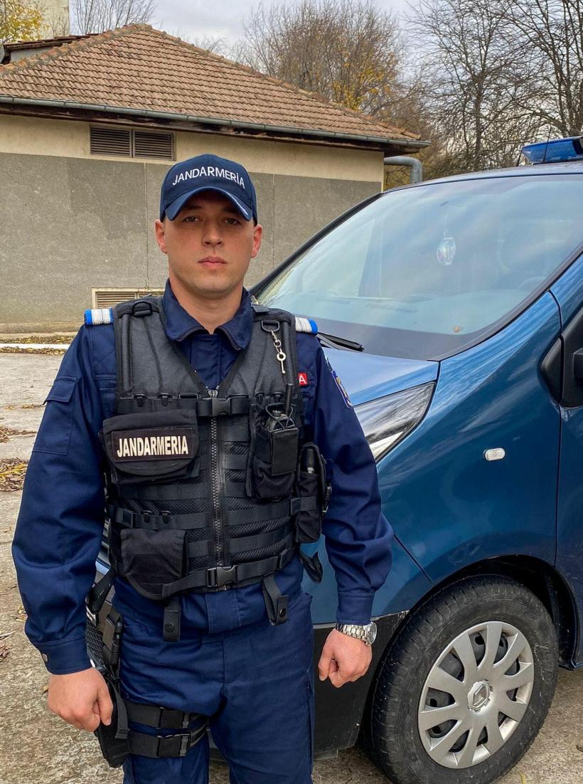 Salvare ca-n filme. Un tânăr jandarm a scos patru tineri dintr-o mașină grav avariată. „Fața si mâinile îi erau acoperite de sânge și nu putea reacționa la niciun impuls” 18813932