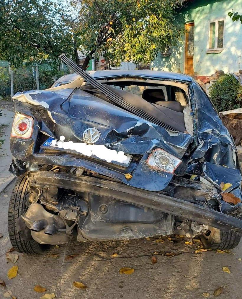 Salvare ca-n filme. Un tânăr jandarm a scos patru tineri dintr-o mașină grav avariată. „Fața si mâinile îi erau acoperite de sânge și nu putea reacționa la niciun impuls” 18813934