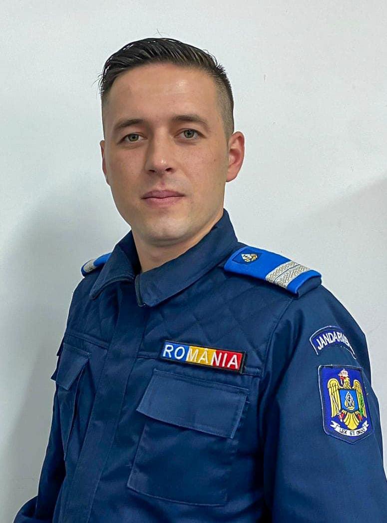 Salvare ca-n filme. Un tânăr jandarm a scos patru tineri dintr-o mașină grav avariată. „Fața si mâinile îi erau acoperite de sânge și nu putea reacționa la niciun impuls” 18813935