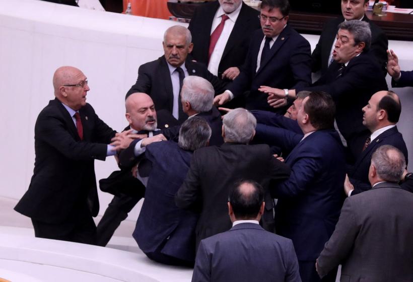Parlamentarii turci s-au bătut la propriu pe buget, cu pumni și picioare. Un deputat a ajuns în terapie intensivă