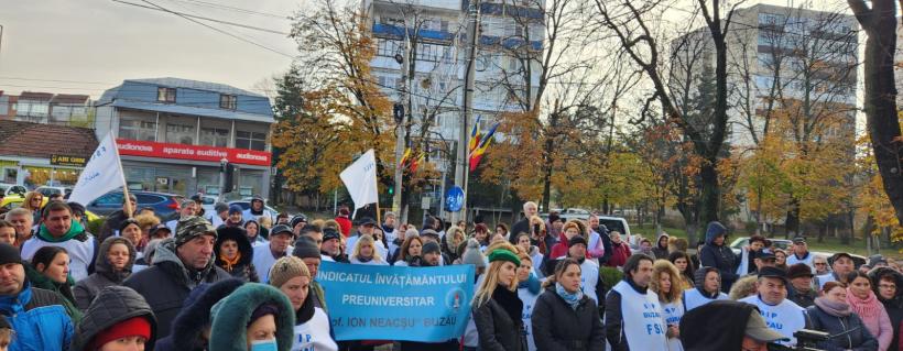 Protest al angajaților din Educație la Buzău:  Somăm guvernul să aplice legislația în vigoare