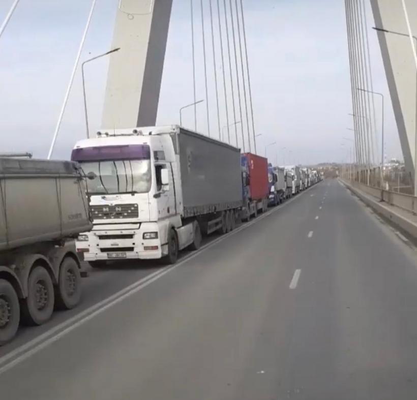 Coada de TIR-uri la intrarea in Portul Constanta 18814001