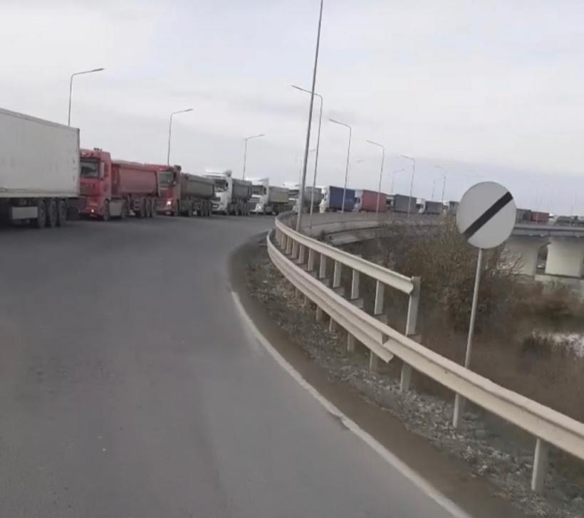 Coada de TIR-uri la intrarea in Portul Constanta 18814003