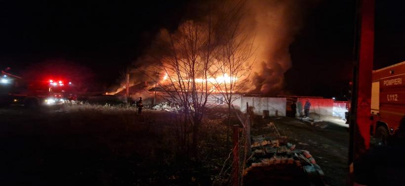 O casă a luat foc, în localitatea Siliștea. Pompierii intervin cu mai multe autospeciale