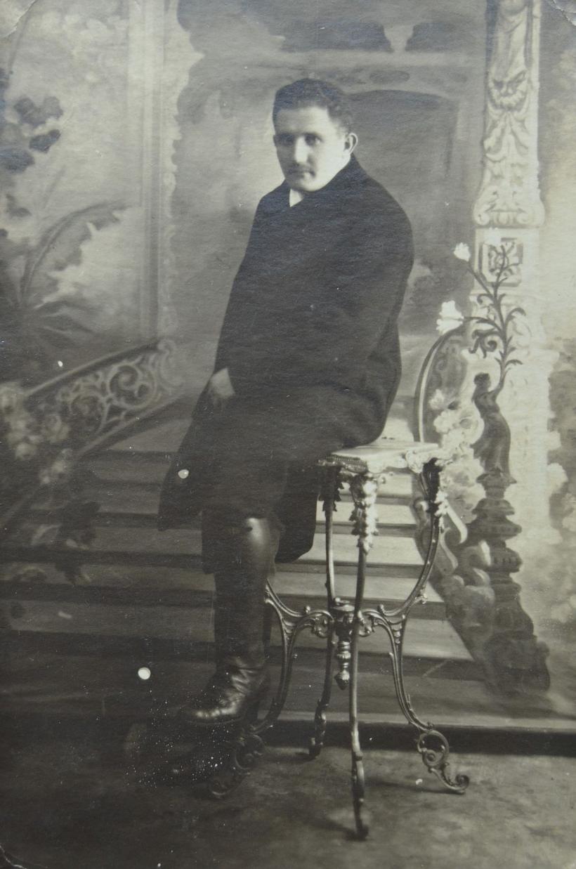  „Omul-cârlig”, ciungul care a înecat în sânge Senatul României 18813976