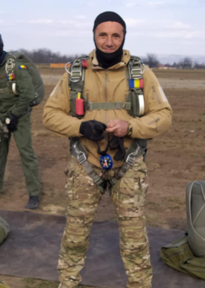 La doar 49 de ani, militarul Florin Ștreangă a murit în timp ce se pregătea pentru executarea unor salturi cu parașuta 18814077