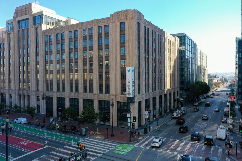 Sub lupa autorităților: Musk transformă birourile Twitter într-un "hotel" pentru angajați 18814038