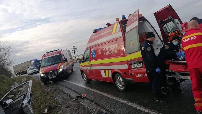 Accident între un TIR și un autoturism în Bihor. Trei persoane au fost rănite