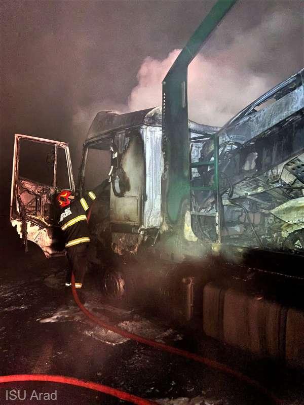 Arad: Incendiu la un TIR încărcat cu opt autoturisme 18814288