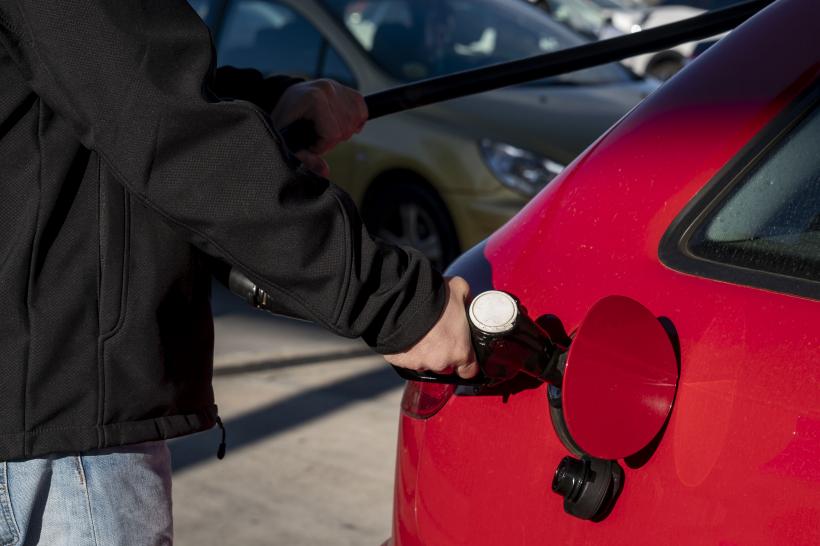Preţul benzinei a scăzut cu 10%, iar motorina s-a ieftinit cu 6% în ultimele trei luni