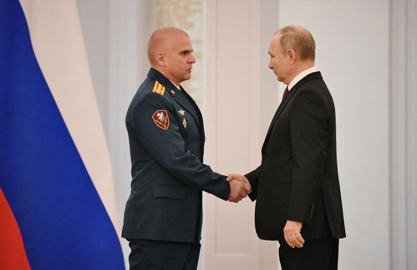 Vladimir Putin, zâmbitor și relaxat, în mijlocul "Eroilor Rusiei" 18814241