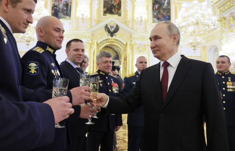Vladimir Putin, zâmbitor și relaxat, în mijlocul &quot;Eroilor Rusiei&quot;