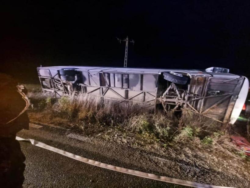Accident în Arad. Un autocar cu peste 30 de pasageri s-a răsturnat într-un șanț. A fost activat Planul Roșu de Intervenție 18814533