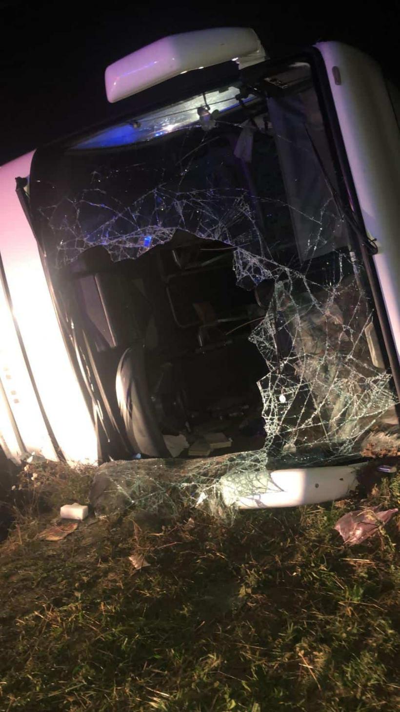 Accident în Arad. Un autocar cu peste 30 de pasageri s-a răsturnat într-un șanț. A fost activat Planul Roșu de Intervenție 18814534