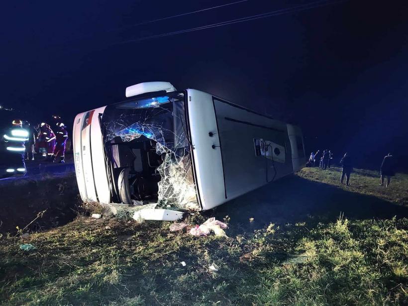 Accident în Arad. Un autocar cu peste 30 de pasageri s-a răsturnat într-un șanț. A fost activat Planul Roșu de Intervenție