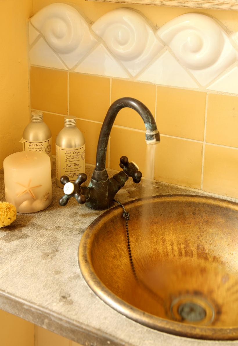 Bicarbonatul și oțetul alb, detergenți naturali care desfundă scurgerile din baie: „topesc orice grăsime”