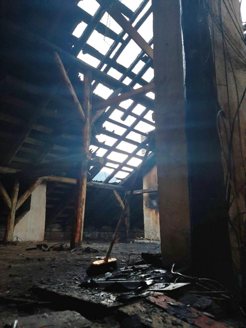 Incendiu într-un bloc din orașul Broșteni, județul Suceava. Mai mulți locatari s-au autoevacuat