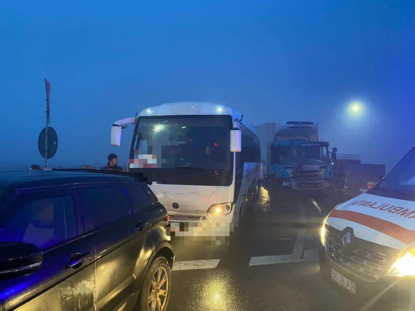 Accident teribil pe DN 2, în județul Bacău. Un microbuz de pasageri, un TIR și un autoturism au intrat în coliziune. Două persoane rănite