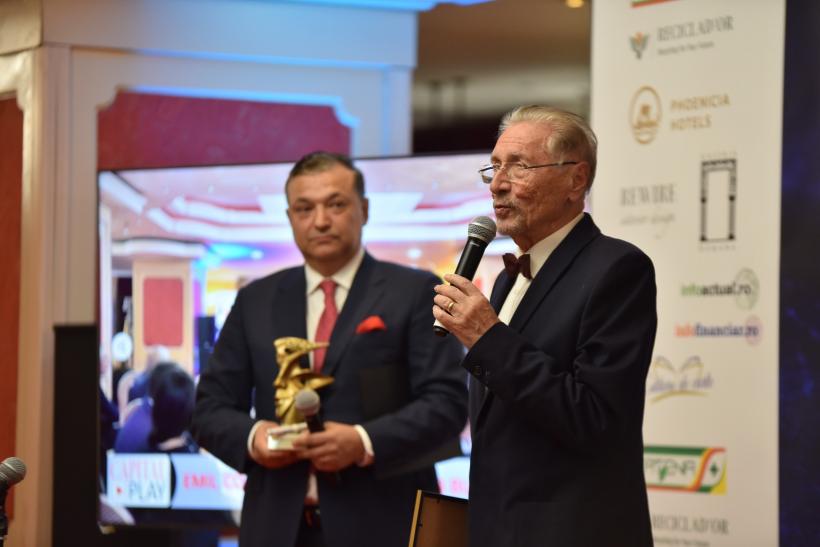 Emil Constantinescu primește premiul pentru „Președintele care a condus România în linia întâi a politicii mondiale”: „Schimbarea o fac liderii”