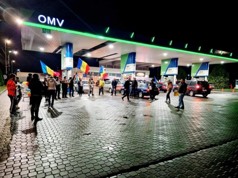Revoltă la stațiile OMV. Membrii AUR protestează în toată țara: România nu este de vânzare