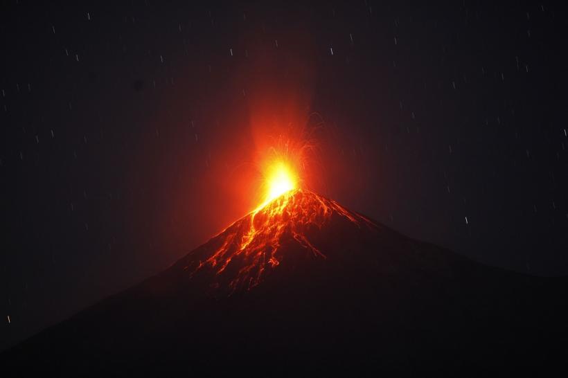 Vulcanul Fuego erupe și provoacă panică