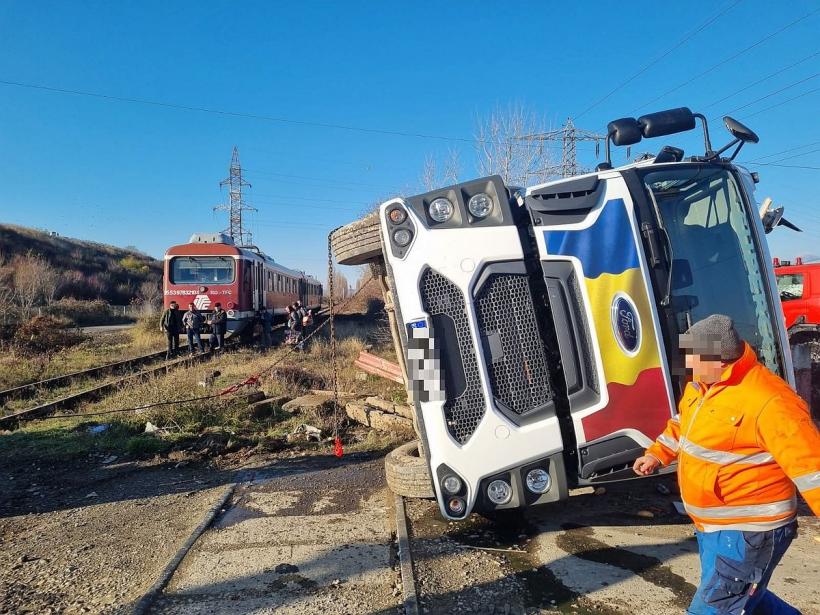 Accident feroviar în Dâmbovița: Un tren de călători a lovit mașina de gunoi 18815004