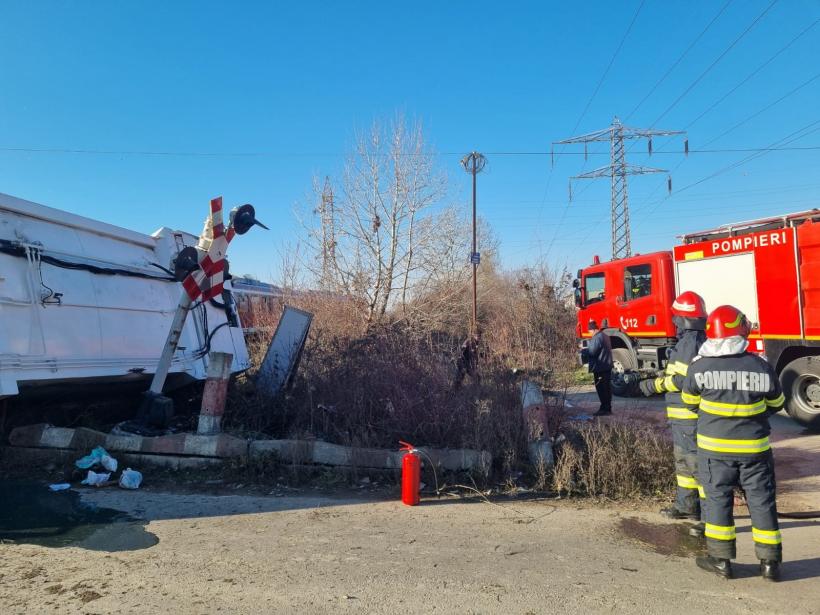 Accident feroviar în Dâmbovița: Un tren de călători a lovit mașina de gunoi 18815005