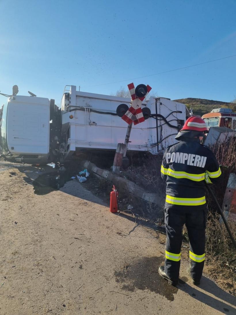Accident feroviar în Dâmbovița: Un tren de călători a lovit mașina de gunoi 18815006