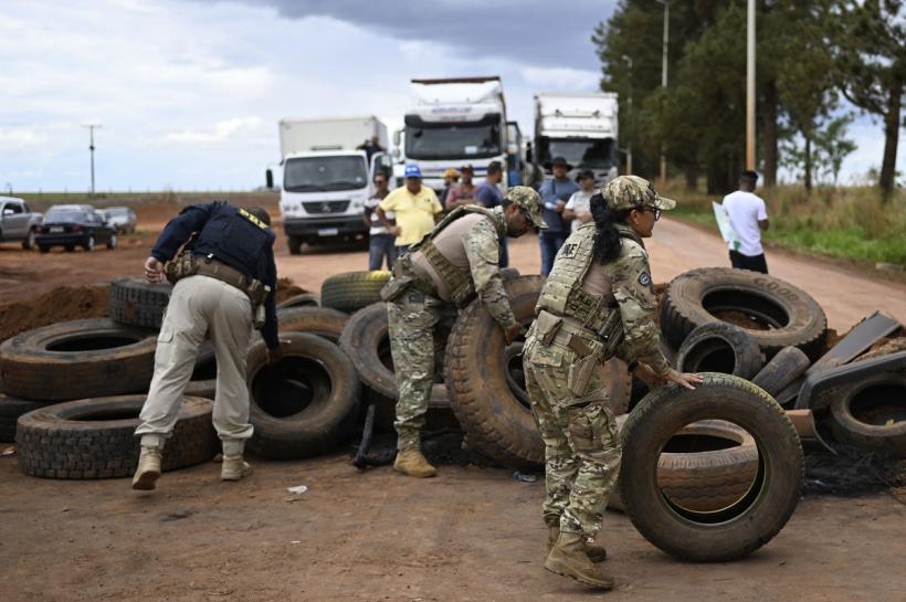 Brazilia în flăcări! Adepții lui Bolsonaro atacă Poliția 18814912