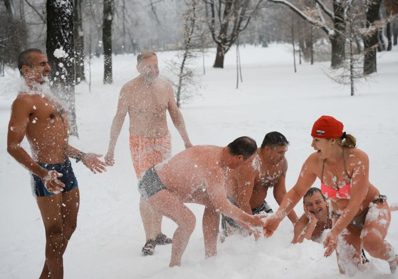 La Moscova, rușii înoată în apele înghețate. Iată imaginile!