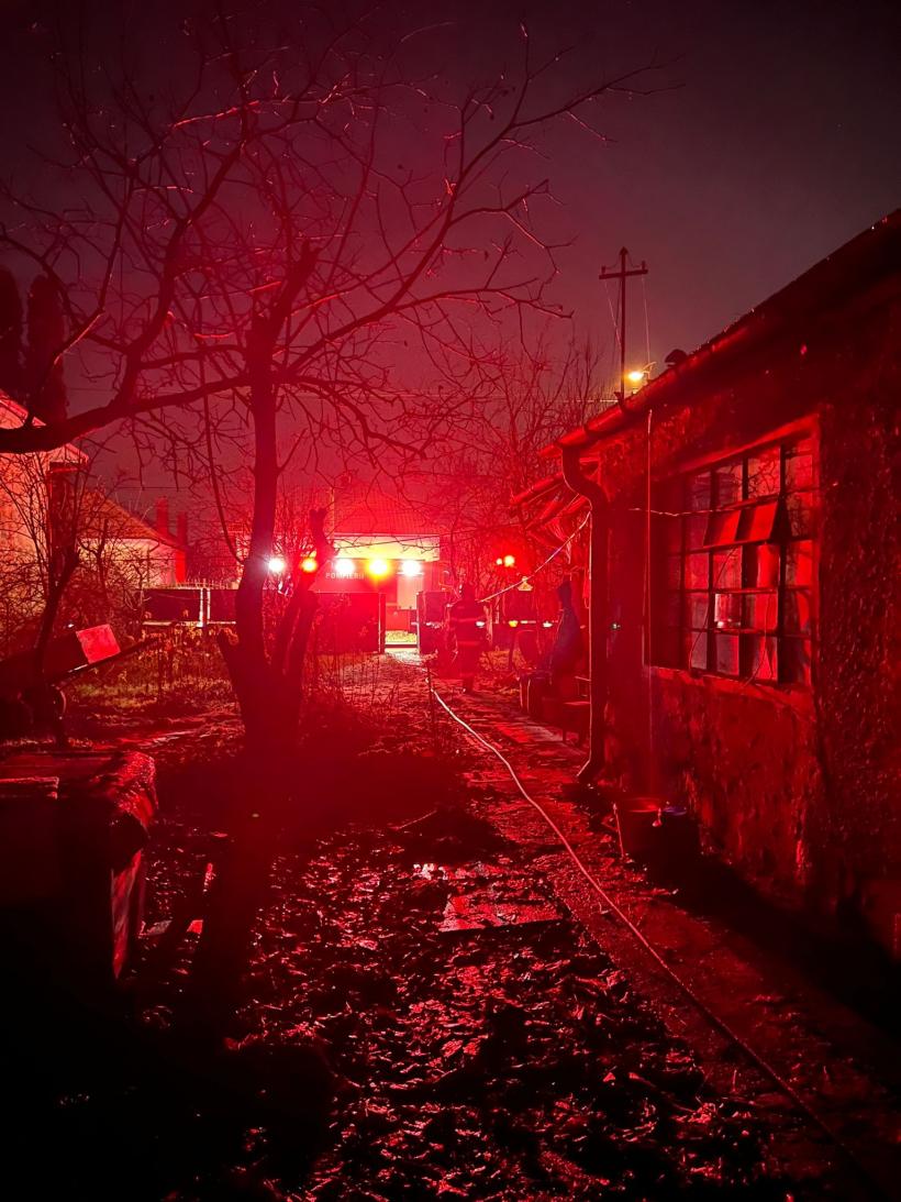 Un bărbat de 60 de ani a murit la subsolul unei anexe care a luat foc noaptea trecută 18815102