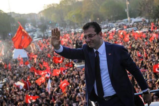 Primarul din Istanbul, condamnat la peste doi ani și jumătate de închisoare pentru că a insultat funcționari publici 