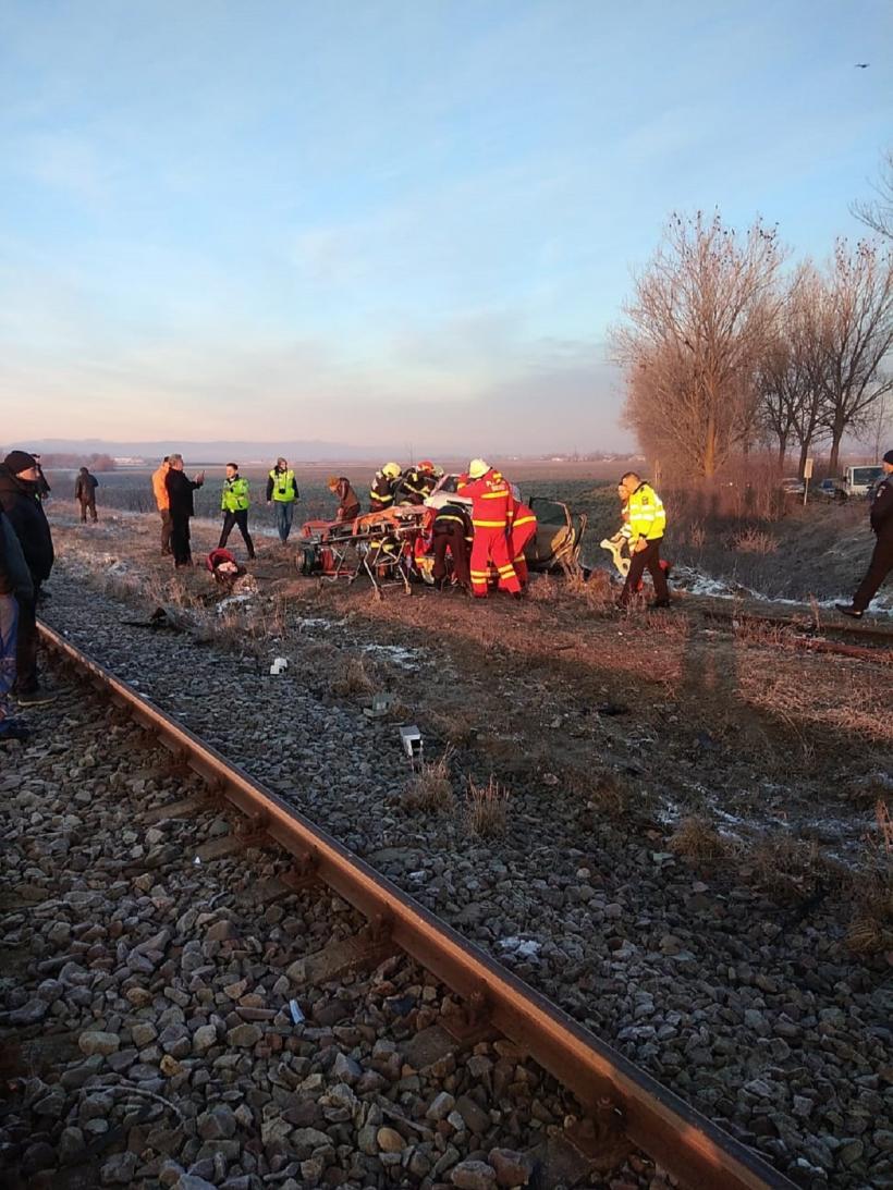 Tragedie: Mașină în care se aflau o femeie și copilul ei, lovită de tren