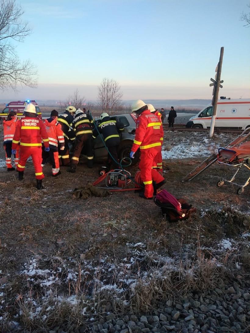 Tragedie: Mașină în care se aflau o femeie și copilul ei, lovită de tren 18815118