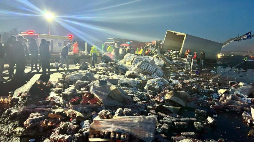 Accident mortal pe autostrada A1 Sibiu-Nădlac. Mii de compoturi s-au împrăștiat pe carosabil. Șoferul unui TIR a murit 18815466